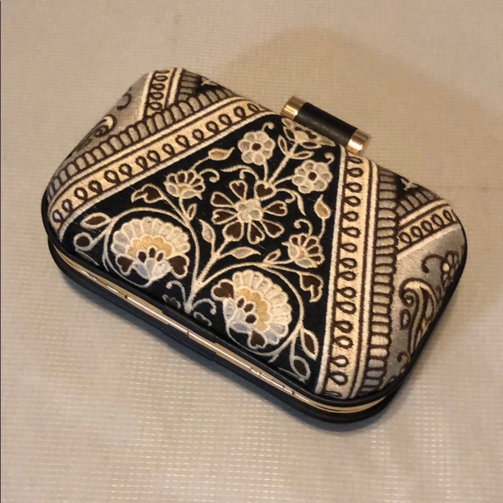 Limited Edition NWOT Spartina clutch w/ chain